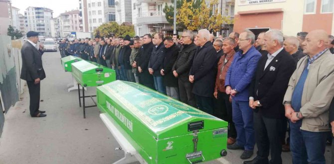 Ölü Halde Bulunan 3 Kişi Toprağa Verildi
