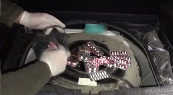 Otomobilin Döşeme Ve Bagaj Kısmına Gizlenen Sentetik Ecza Ele Geçirildi