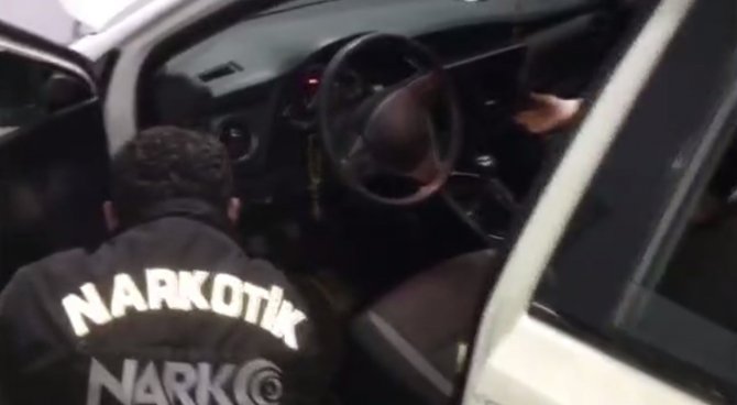 Otomobilin Döşeme Ve Bagaj Kısmına Gizlenen Sentetik Ecza Ele Geçirildi