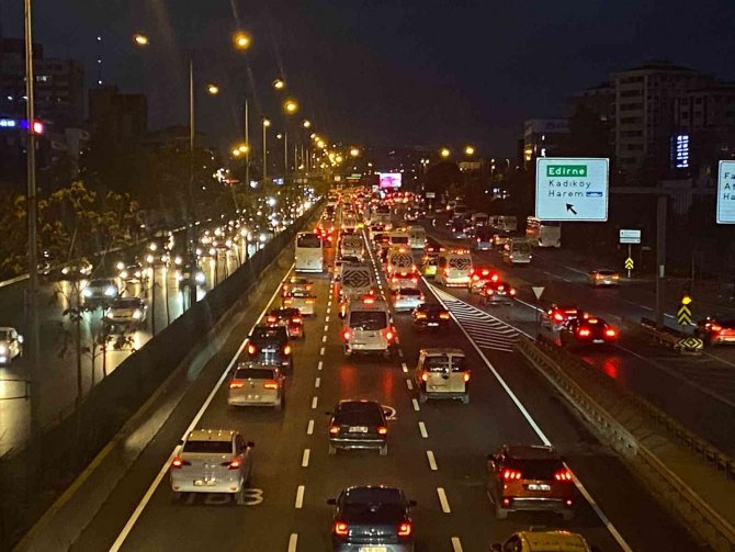 İ̇stanbul’da Haftanın Son İş Gününde Trafik Yoğunluğu Yaşandı
