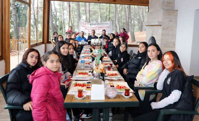 Başkan Gümüş, Şampiyon Kızları Ağırladı