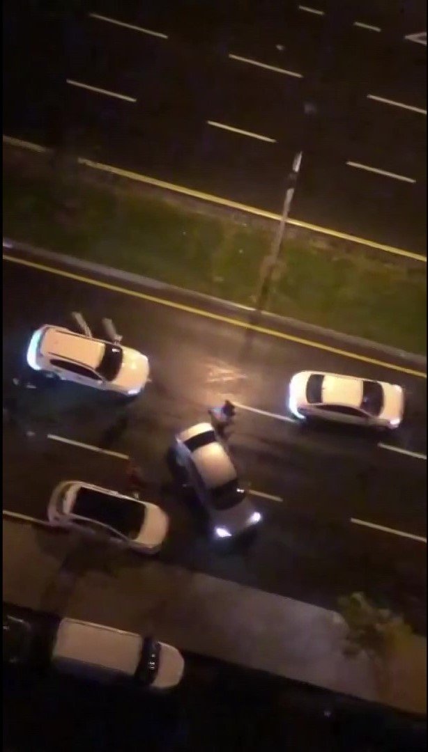 Ümraniye’de Şüpheli Şahıslar, Kendilerini Durduran Polis Otolarına Çarparak Kaçtılar