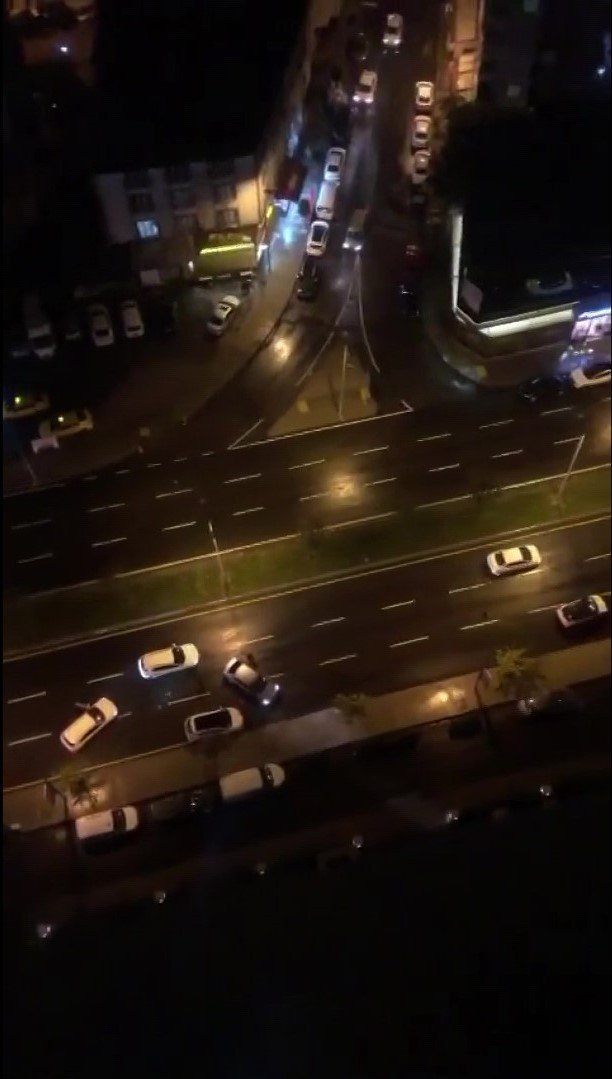 Ümraniye’de Şüpheli Şahıslar, Kendilerini Durduran Polis Otolarına Çarparak Kaçtılar