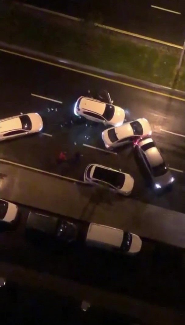 Ümraniye’de Şüpheli Şahıslar, Kendilerini Durduran Polis Otolarına Çarparak Kaçtılar
