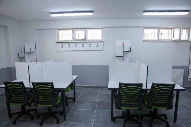 Van Büyükşehir Belediyesinden 235 Okula Kütüphane