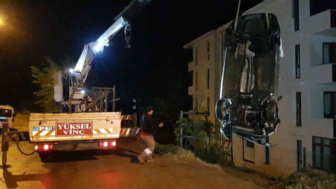 Otomobilin Site Bahçesine Düşüp Ters Döndüğü Anlar Kamerada