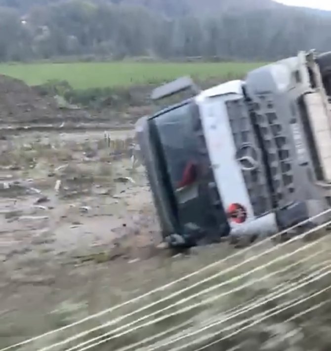 İ̇ş Kamyonu Yoldan Çıkarak Devrildi
