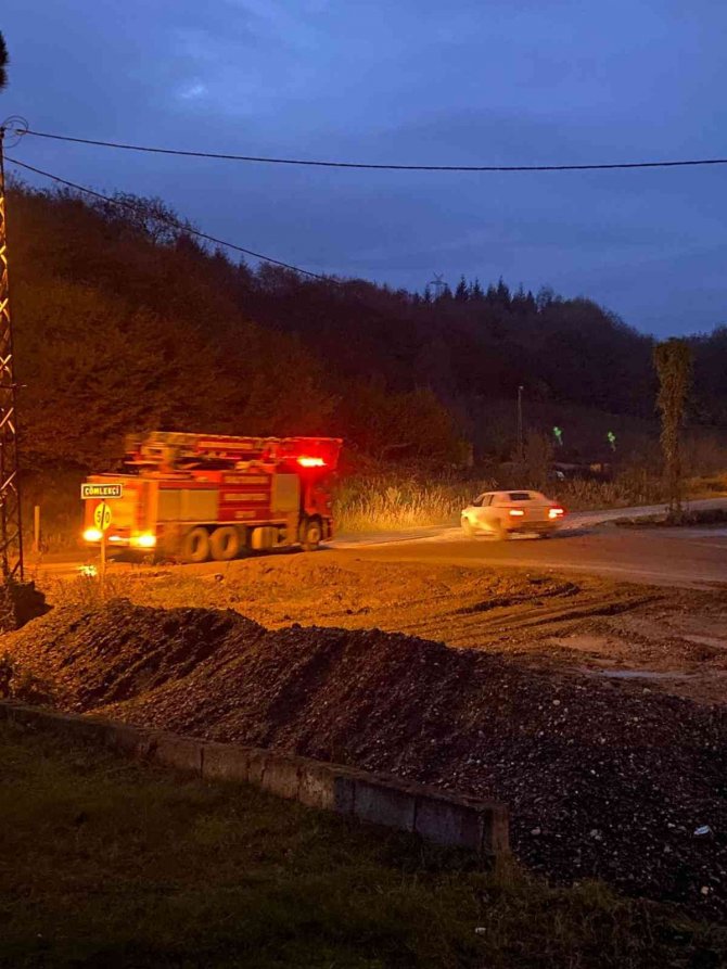 İ̇ş Kamyonu Yoldan Çıkarak Devrildi