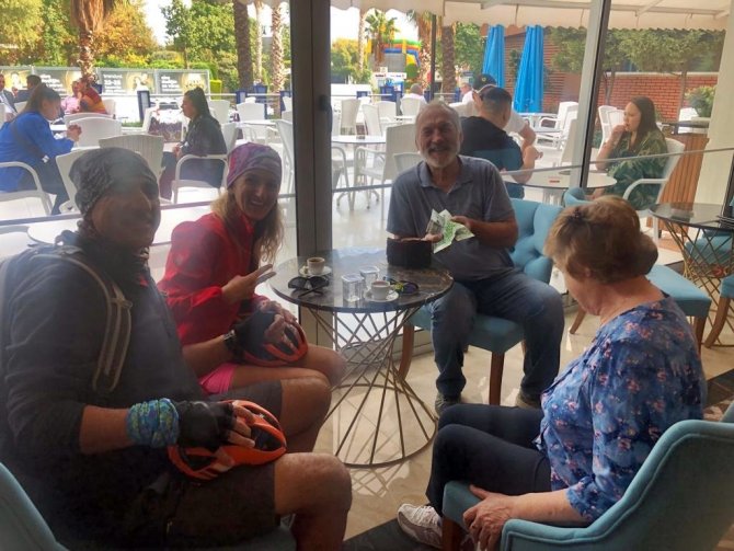 İ̇çinde 30 Bin Liralık Döviz Bulunan Cüzdanı, Cüzdandaki Havlu Kartından Ulaştıkları Turiste Teslim Ettiler