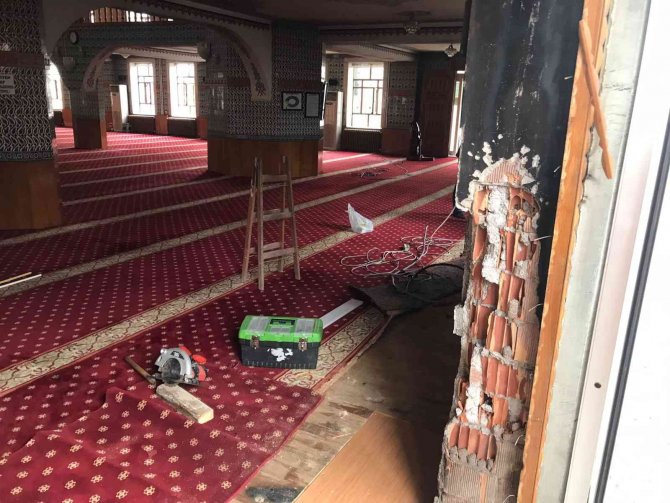 Başkentte Bulunan İki Cami Kundaklandı