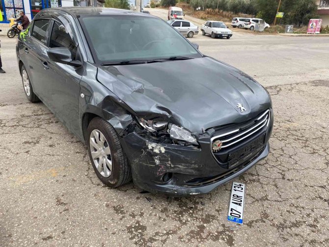 Antalya’da Motosiklet İle Otomobil Kavşakta Çarpıştı: 1 Yaralı