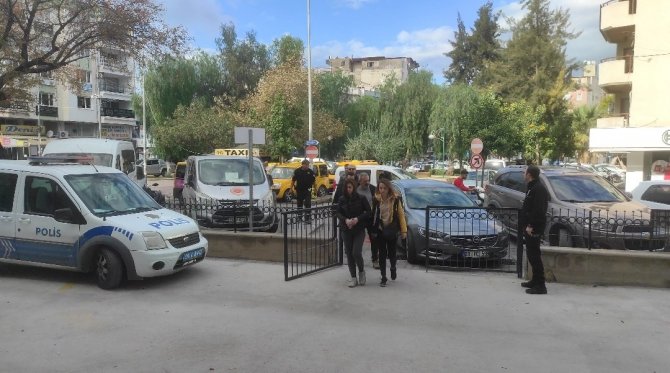 Sevgilisini Bıçaklayarak Öldüren Genç Kız Tutuklandı