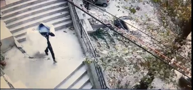 Beyoğlu’nda Hırsızın Çaldığı Televizyonu 2. Kattan Aşağı Attı