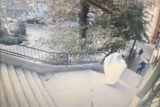 Beyoğlu’nda Hırsızın Çaldığı Televizyonu 2. Kattan Aşağı Attı