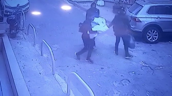 Beyoğlu’nda Hırsızın Çaldığı Televizyonu 2. Kattan Aşağı Attı