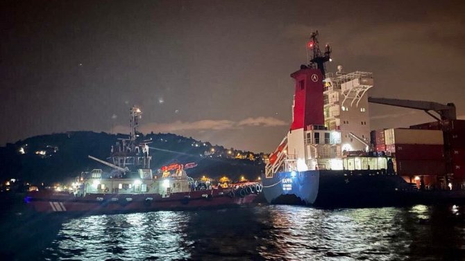 Boğaz’da Konteyner Gemisi Arıza Yaptı: Gemi Trafiği Askıya Alındı