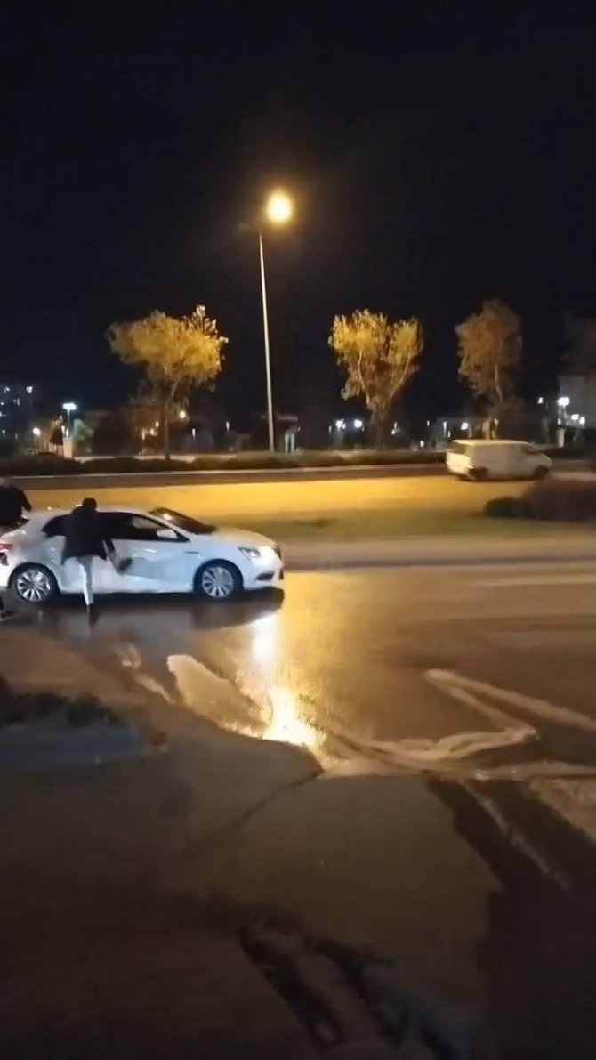 Bursa’da Makas Atan Otomobili Tekmelediler