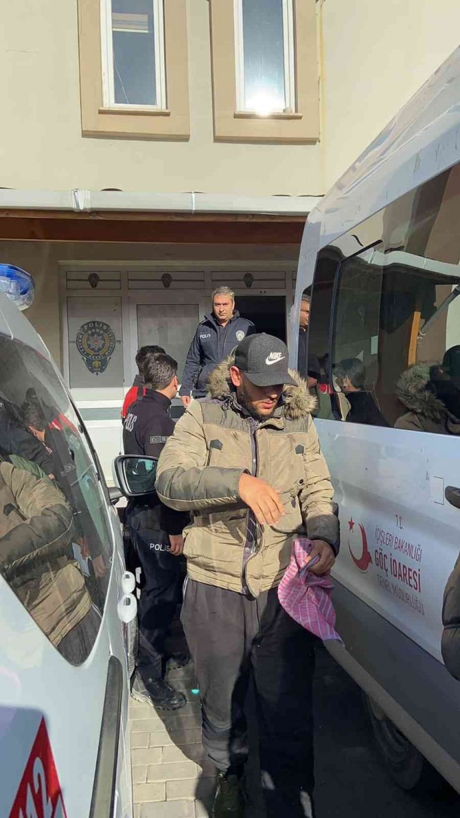 Gelibolu’da Polis Kimlik Ve Pasaportu Bulunmayan 9 Filistin Uyruklu Kaçak Göçmen Yakaladı