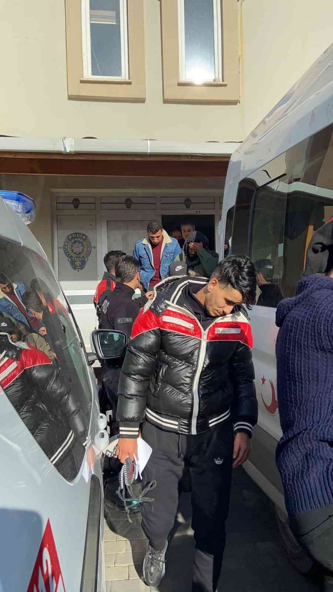 Gelibolu’da Polis Kimlik Ve Pasaportu Bulunmayan 9 Filistin Uyruklu Kaçak Göçmen Yakaladı