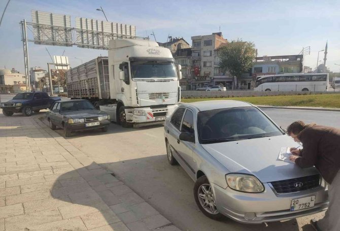 Hastaneden Dönen Baba Kız, Tırın Altında Kalmaktan Son Anda Kurtuldu
