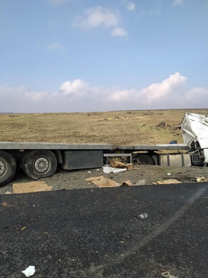 Şarampole Yuvarlanan Tırda Sürücü Yaralandı