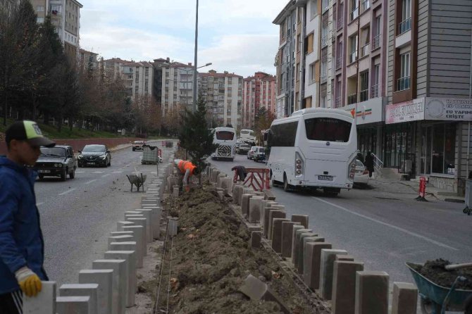 Dumlupınar Bulvarı’nda Refüj Çalışması