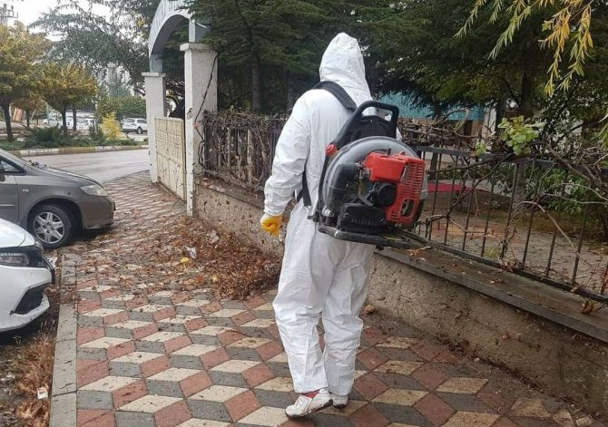 Belediye Ekiplerinden Yaprak Üfleme Makinesi İle Sonbahar Temizliği