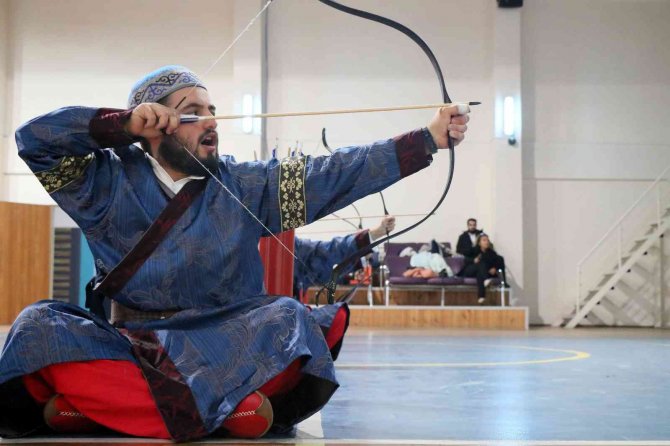 Erzincan’da Geleneksel Türk Okçuluğu Yaşatılmaya Devam Ediyor