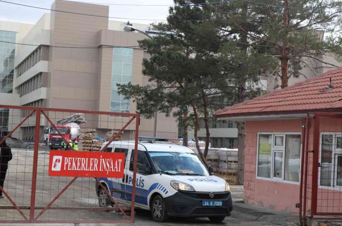Erzincan’da Yapımı Devam Eden Hastane İnşaatının 3’ncü Katından Düşen İşçi Yaralandı