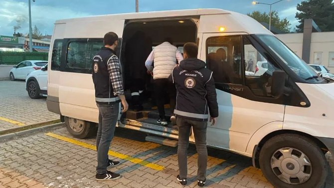 Erzincan’da Göçmen Kaçakçısı 5 Kişi Tutuklandı