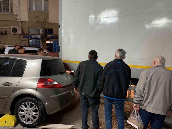 Dar Yolda Sıkışan Tır Park Halindeki Aracı Metrelerce Sürükledi
