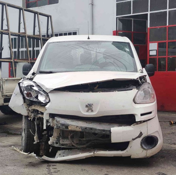 Duvara Çarpan Aracın 21 Yaşındaki Sürücüsü Hayatını Kaybetti