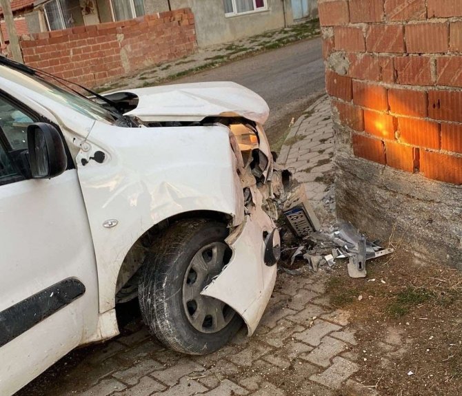 Duvara Çarpan Aracın 21 Yaşındaki Sürücüsü Hayatını Kaybetti