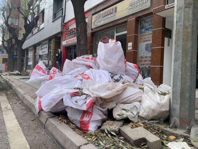 Kaldırıma Yığılan Hafriyat Torbaları Geçişi Engelliyor