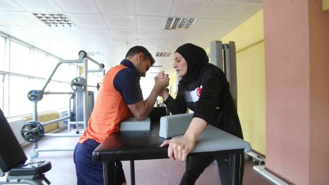 ‘Erkek Sporu Yapamazsın’ Diyenlere İnat Bilek Güreşinde 5 Kez Dünya Şampiyonu Oldu