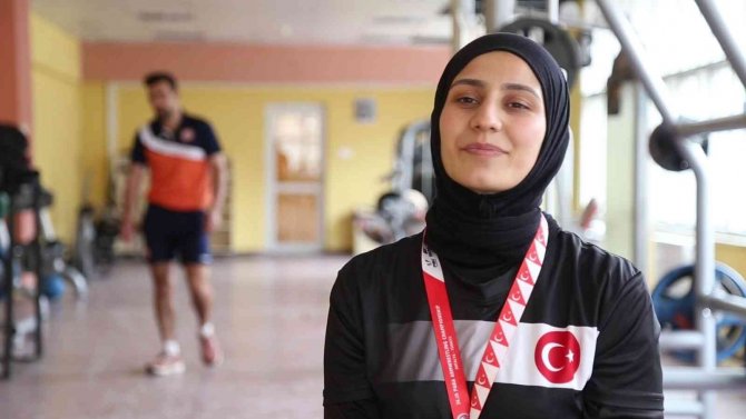 ‘Erkek Sporu Yapamazsın’ Diyenlere İnat Bilek Güreşinde 5 Kez Dünya Şampiyonu Oldu