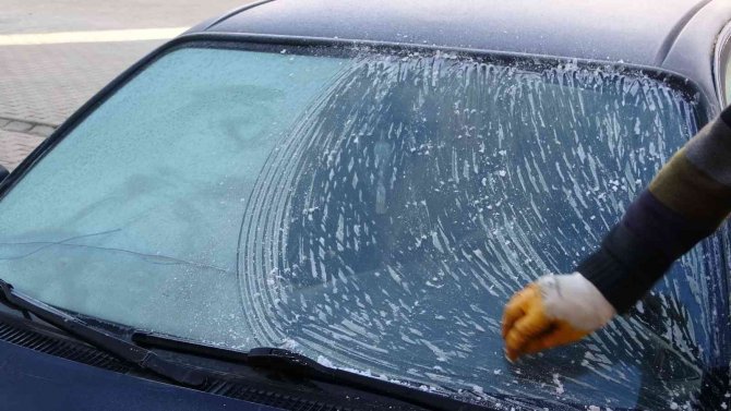 Yüksekova’da Havanın Soğumasıyla Araçların Camları Buz Tuttu