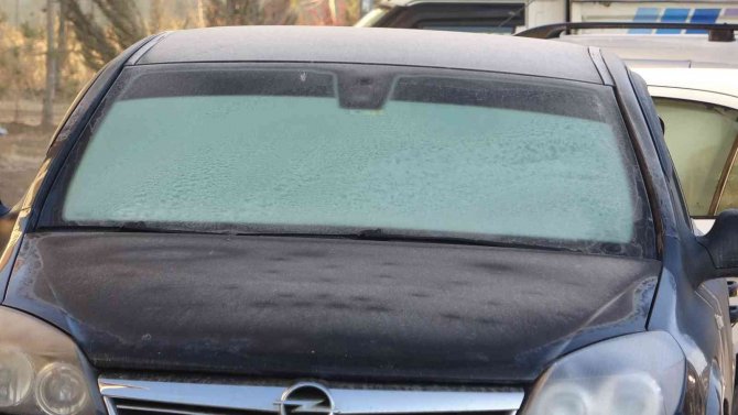 Yüksekova’da Havanın Soğumasıyla Araçların Camları Buz Tuttu