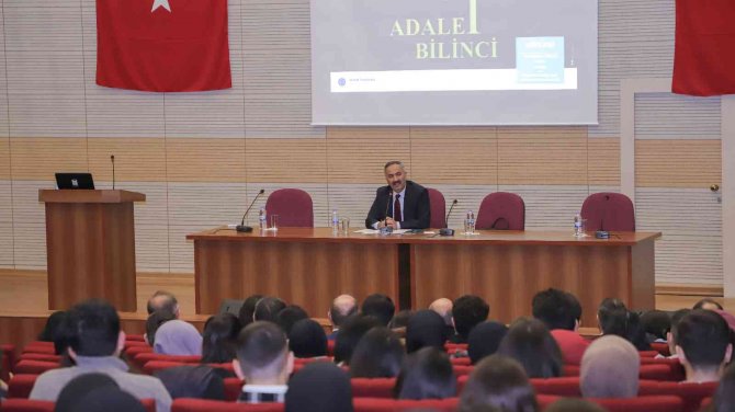 Hukuk Fakültesinde ‘Adalet Bilinci’ Konulu Söyleşi Düzenlendi