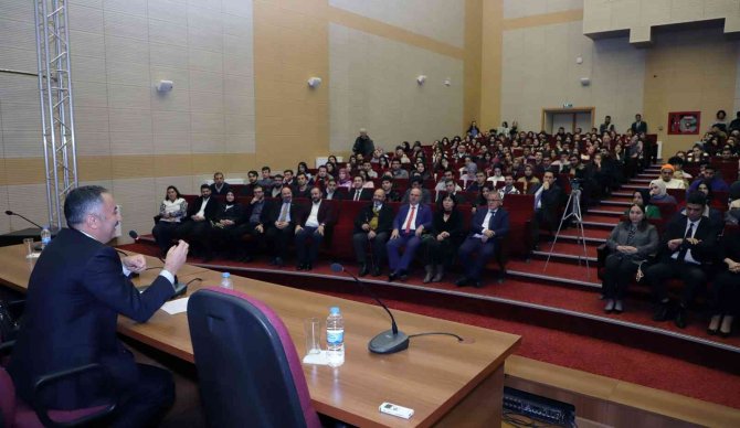 Hukuk Fakültesinde ‘Adalet Bilinci’ Konulu Söyleşi Düzenlendi