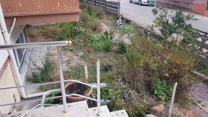 Panik Yapan Kadın Sürücü Kamyonetle Site Bahçesine Daldı