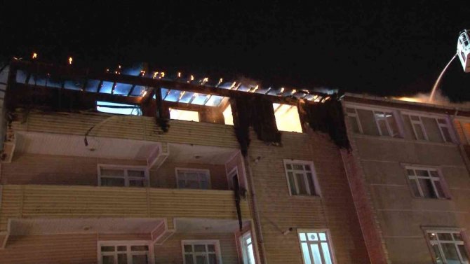 Sultanbeyli’de 3 Bina Alev Alev Yandı