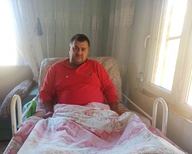 İ̇nşaattan Düşüp Yatalak Kalan Eşine Bebek Gibi Bakıyor
