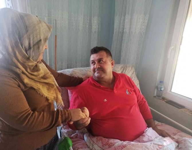 İ̇nşaattan Düşüp Yatalak Kalan Eşine Bebek Gibi Bakıyor