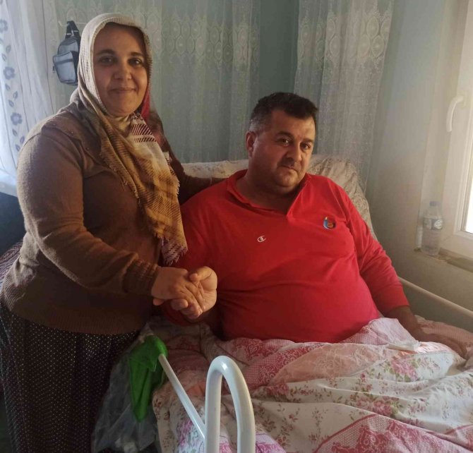 İ̇nşaattan Düşüp Yatalak Kalan Eşine Bebek Gibi Bakıyor