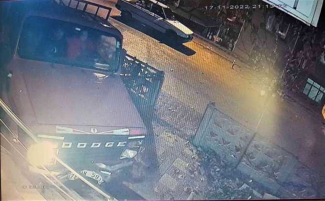 Panik Yapan Kadın Sürücü Kamyonetle Site Bahçesine Daldı