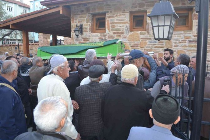Eski Başkan Son Yolculukta Yalnız Bırakıldı