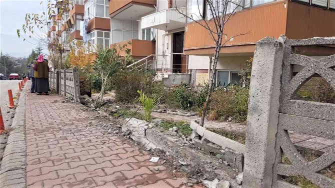 Panik Yapan Kadın Sürücü Kamyonetle Site Bahçesine Daldı