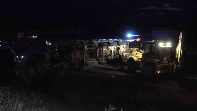 Kömür Tozu Yüklü Tır Devrildi: Kilometrelerce Araç Kuyruğu Oluştu