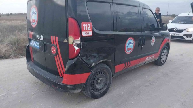 ‘Dur’ İhtarına Uymadı, Polis Aracına Çarpıp Kaçtı